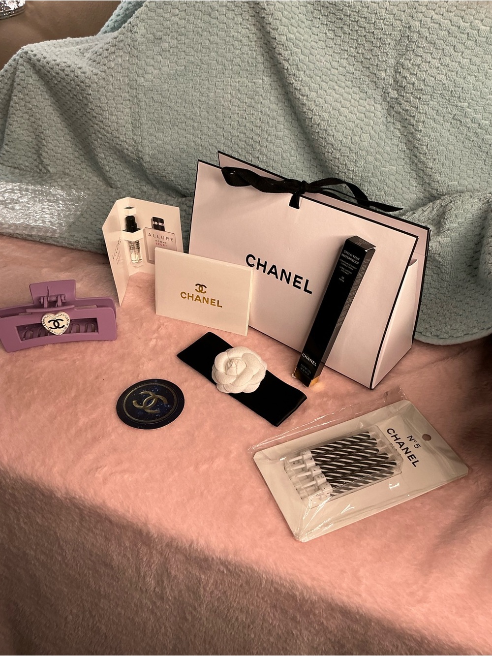 CHANEL Black & Lavender Eyeliner Set with Signature Packaging - Picture 4 of 9